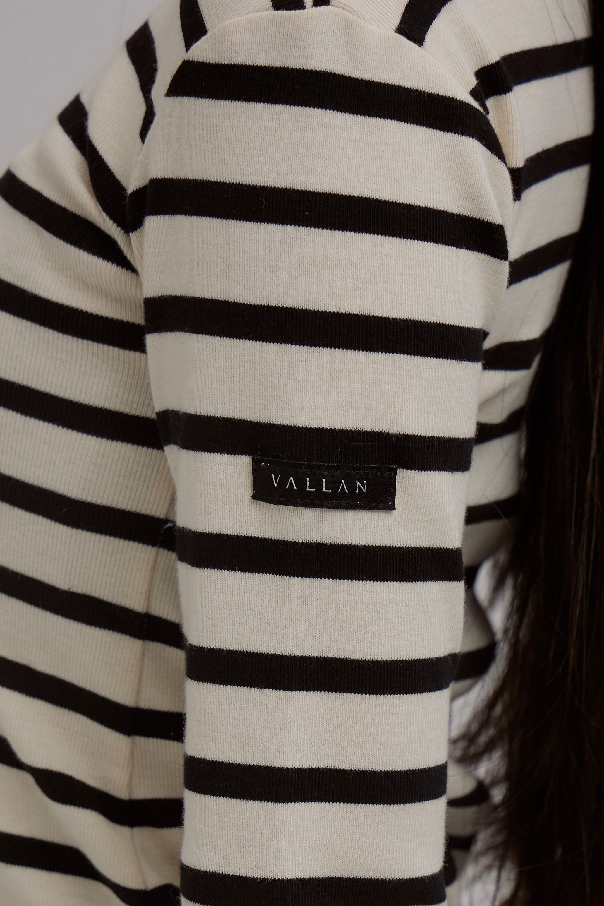 新品 VALLAN Tag-Sleeve U-Neck Mini Long Tag-Sleeve U-Neck Mini Long Tee – VALLAN