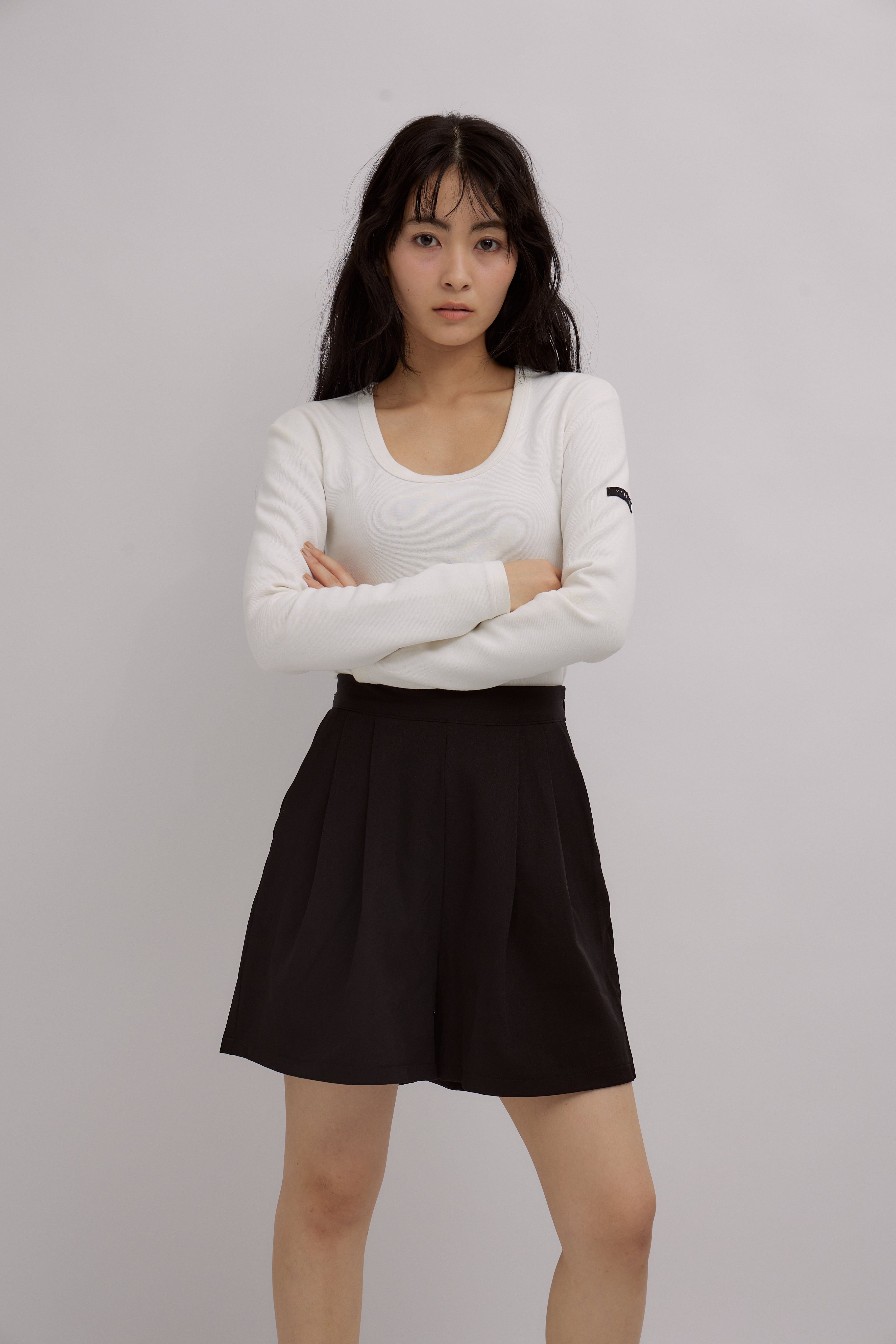 トップス Tag-Sleeve U-Neck Mini Long Tee Tag-Sleeve U-Neck Mini Long Tee – VALLAN