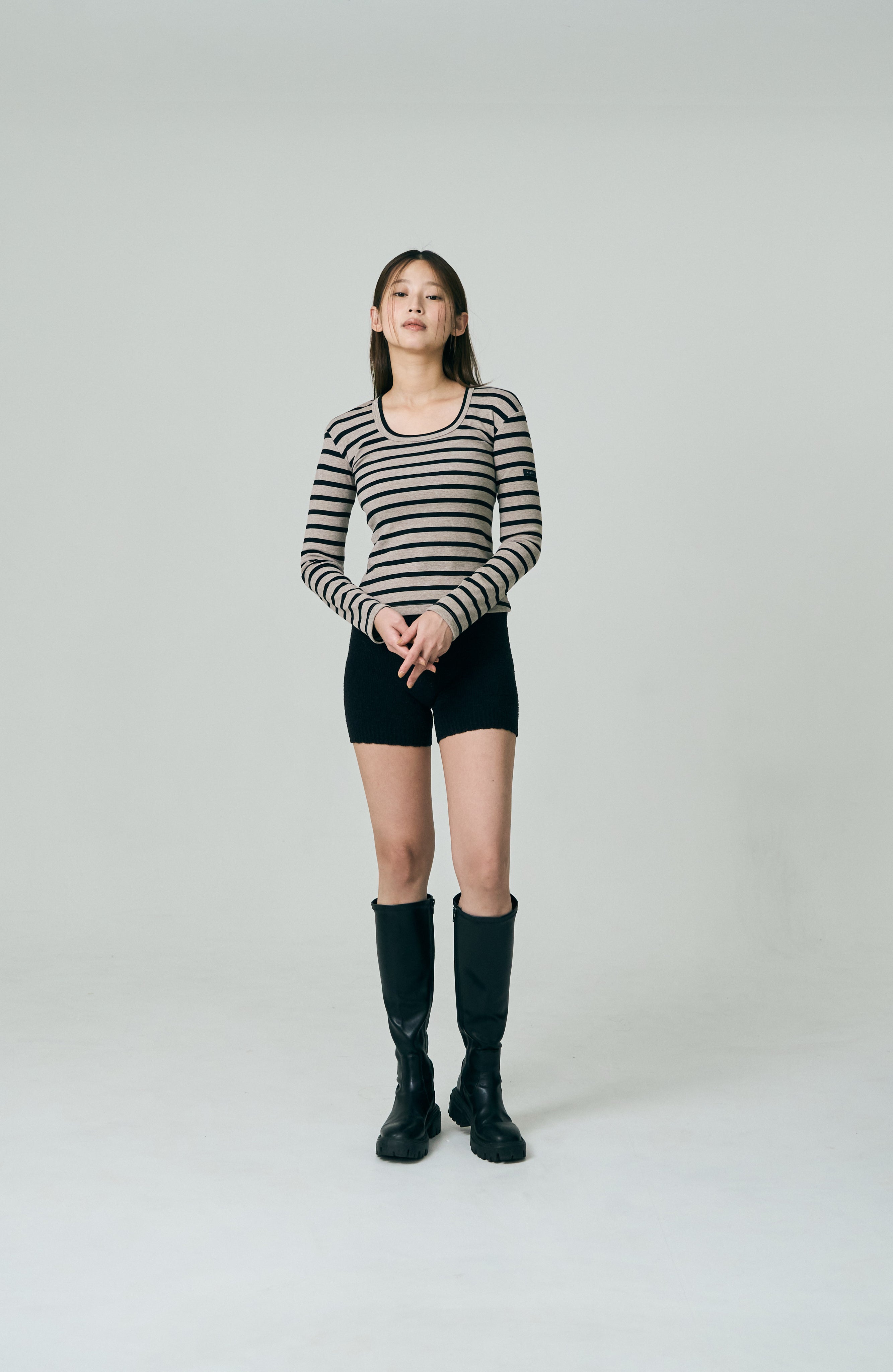 Tag-Sleeve U-Neck Mini Long Tee – VALLAN
