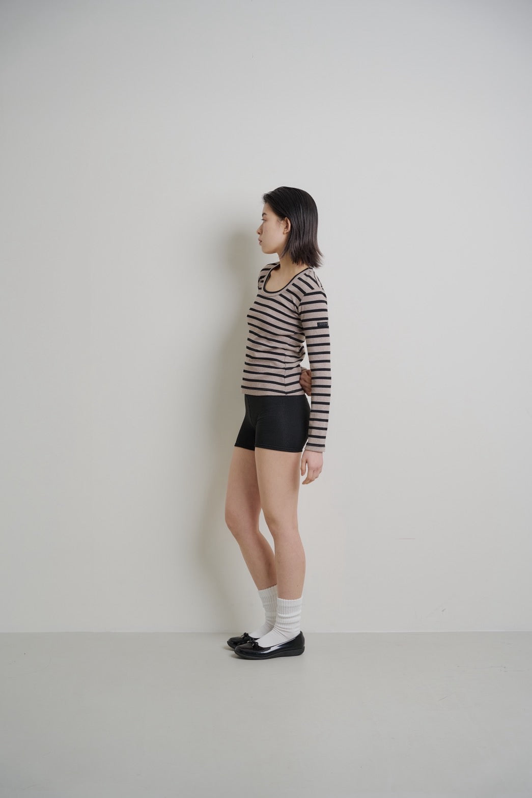 トップス Tag-Sleeve U-Neck Mini Long Tee Tag-Sleeve U-Neck Mini Long Tee – VALLAN