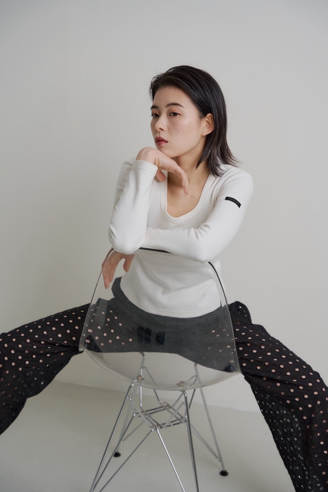トップス Tag-Sleeve U-Neck Mini Long Tee Tag-Sleeve U-Neck Mini Long Tee – VALLAN
